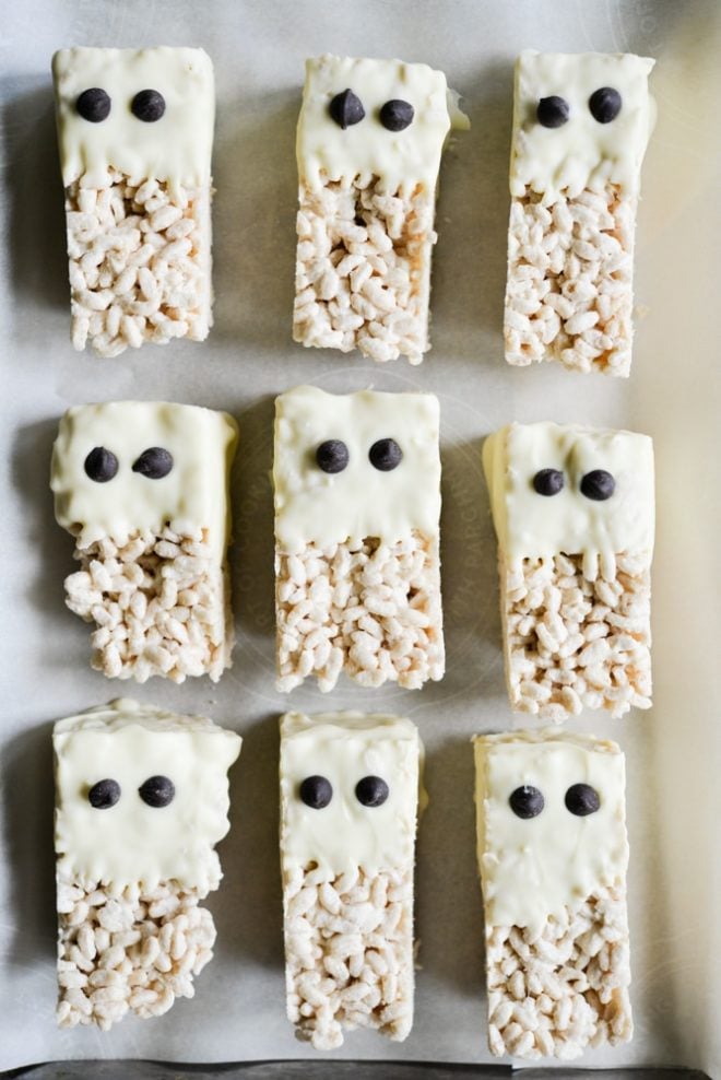 These gluten free rice krispie ghost bars are the perfect cute and festive treat that are easy to make and guaranteed to be a hit at your Halloween party or as a spooky treat in your kid's lunchbox!