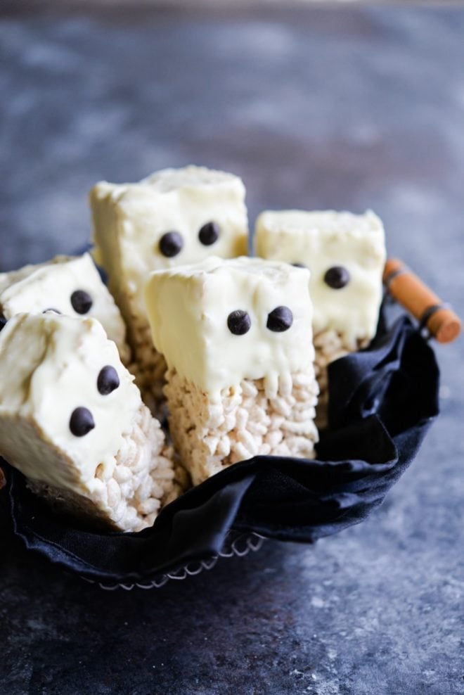 These gluten free rice krispie ghost bars are the perfect cute and festive treat that are easy to make and guaranteed to be a hit at your Halloween party or as a spooky treat in your kid's lunchbox!