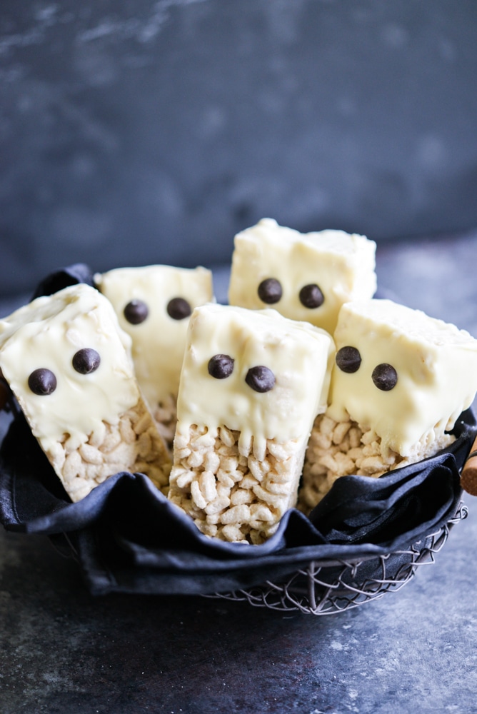 These gluten free rice krispie ghost bars are the perfect cute and festive treat that are easy to make and guaranteed to be a hit at your Halloween party or as a spooky treat in your kid's lunchbox!