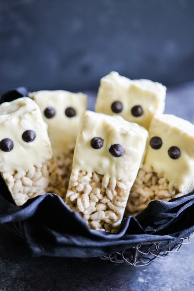 These gluten free rice krispie ghost bars are the perfect cute and festive treat that are easy to make and guaranteed to be a hit at your Halloween party or as a spooky treat in your kid's lunchbox!