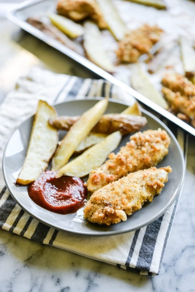  Patatine fritte con le dita di pollo in padella