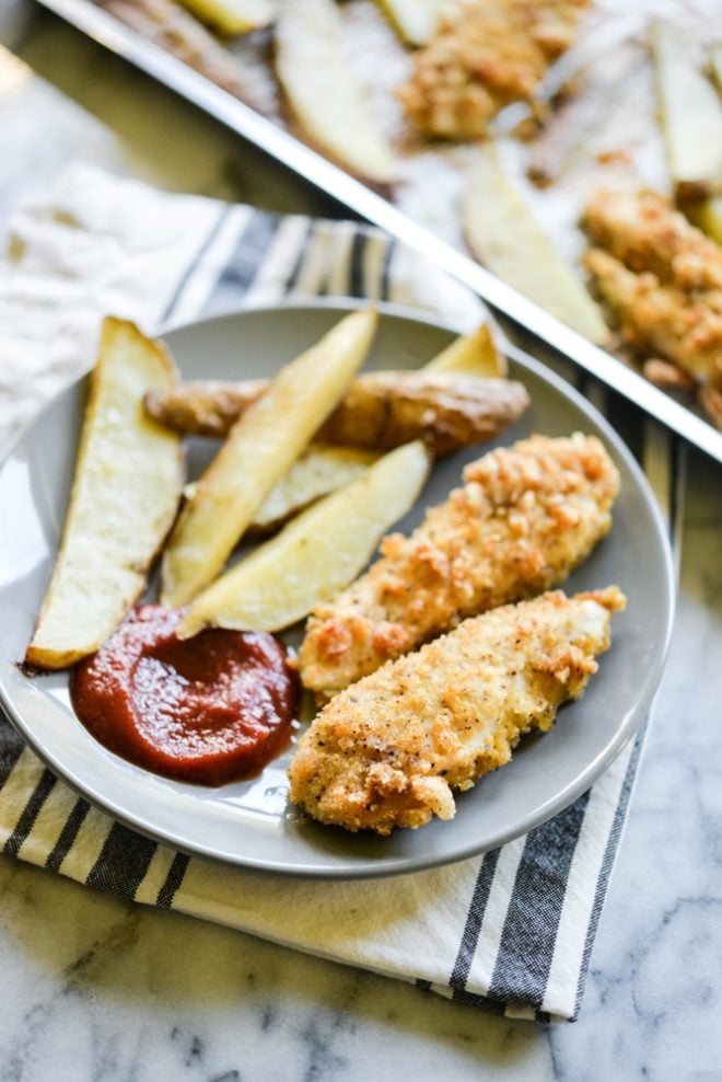 Blechpfanne Chicken Fingers Pommes Frites