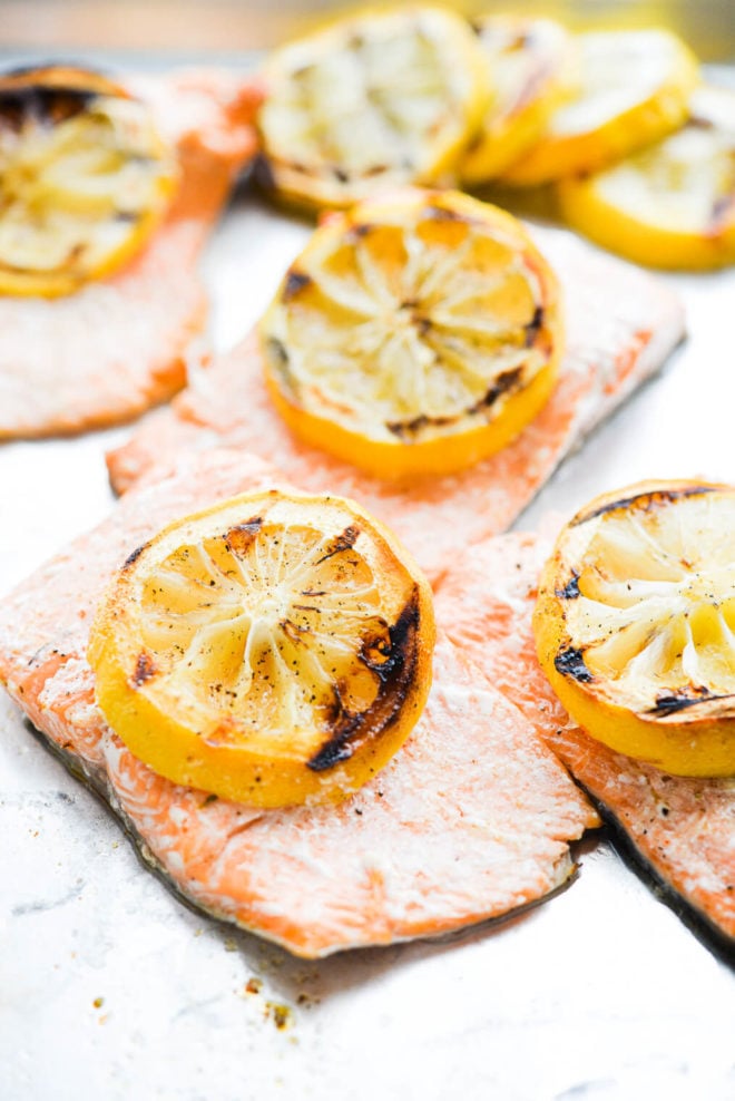 Grilled salmon with lemons